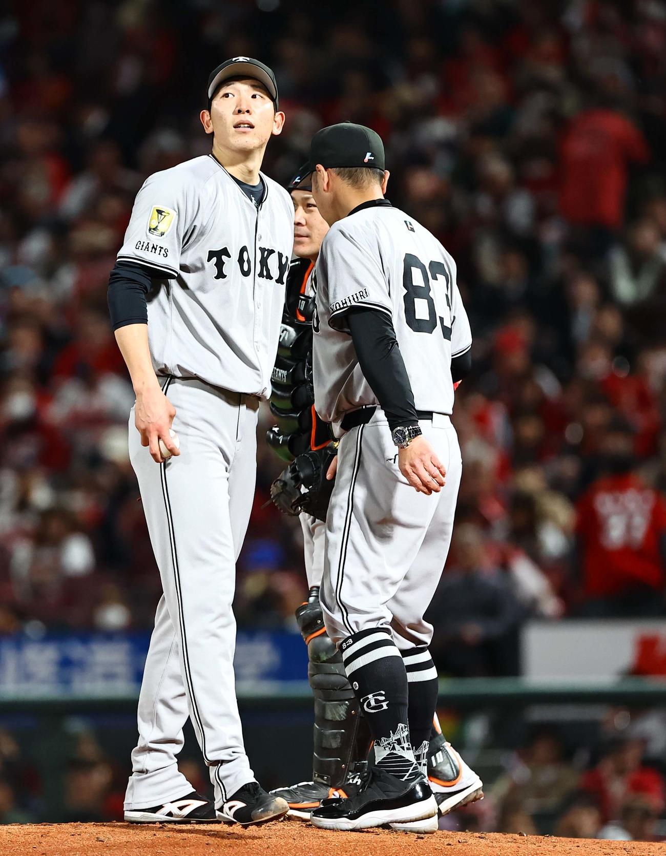 広島対巨人　4回途中10失点の戸郷（左）は阿部監督（右）から交代を告げられる（撮影・上田博志）