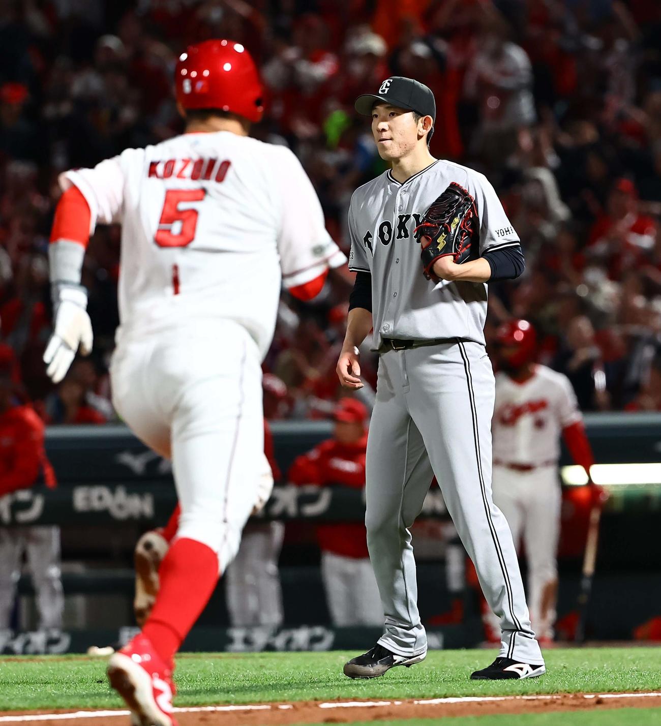 広島対巨人　4回裏広島1死二、三塁、戸郷（右）は末包の適時打で小園の生還を許す（撮影・上田博志）