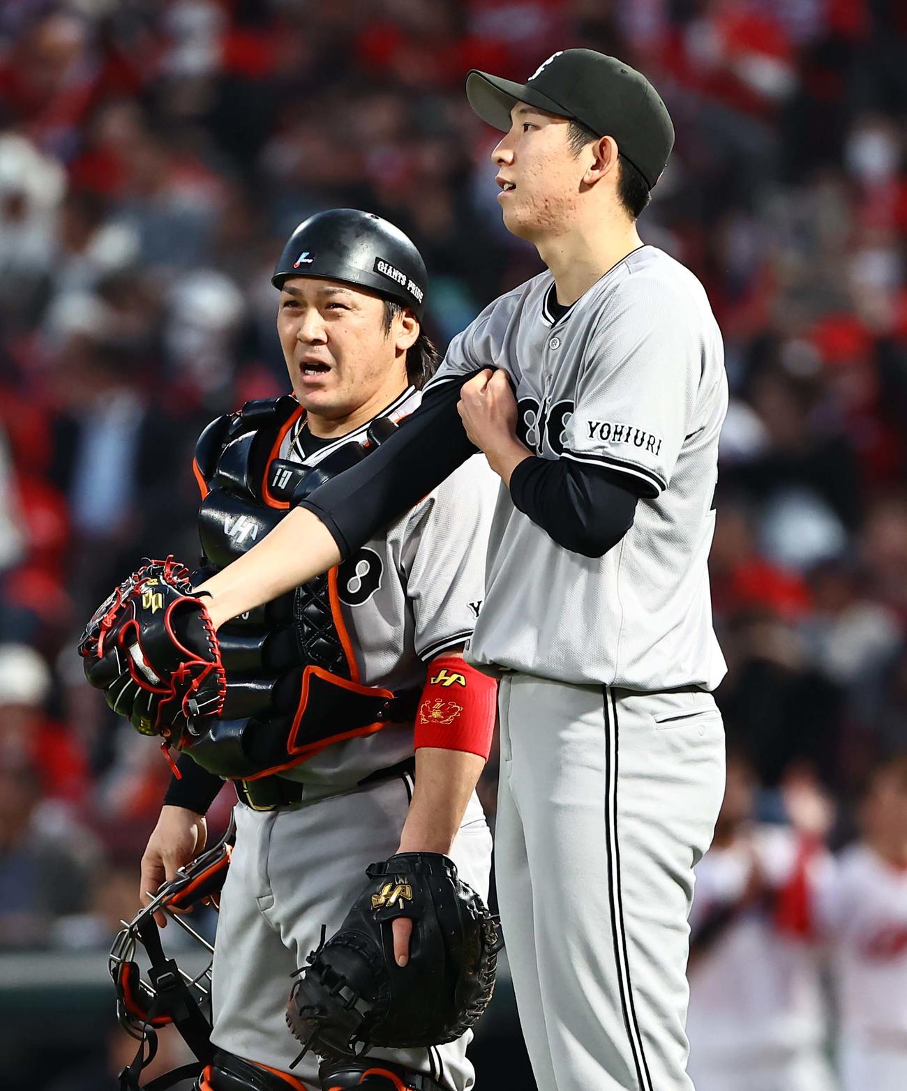 広島対巨人　2回、3失点で逆転を許した戸郷（右）は甲斐と話をする（撮影・上田博志）