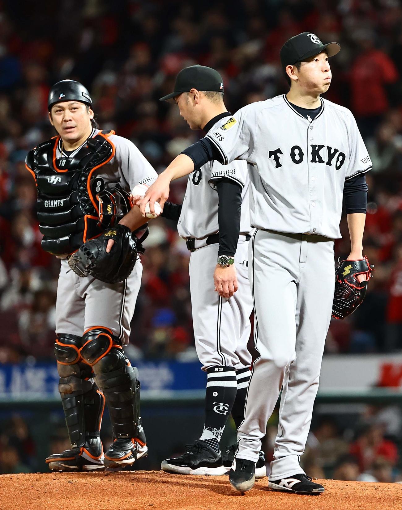 広島対巨人　4回途中10失点の戸郷（右）は阿部監督（中央）から交代を告げられ降板する。左は甲斐（撮影・上田博志）