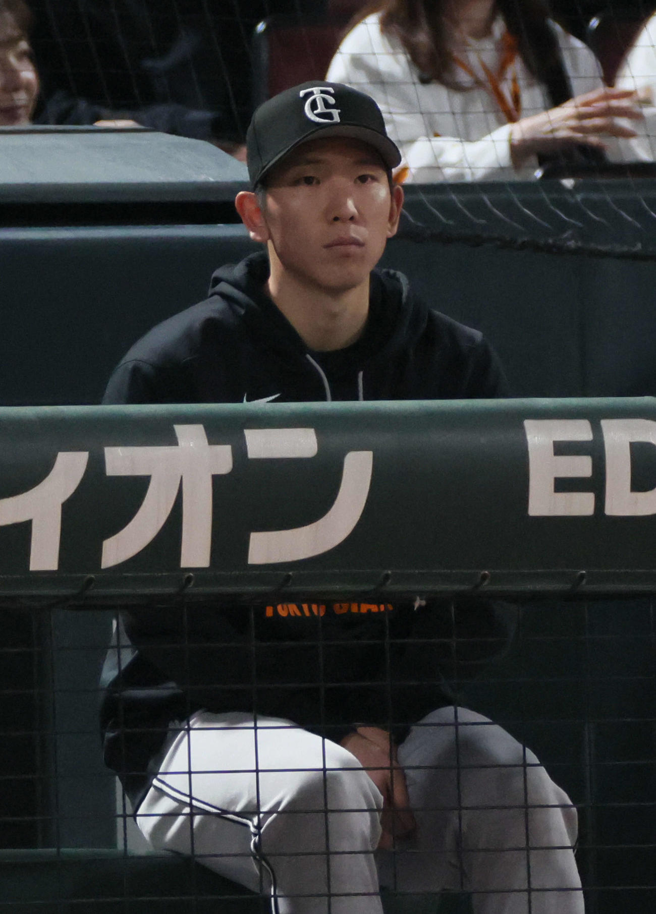 広島対巨人　6回裏広島、ベンチの戸郷（撮影・加藤孝規）