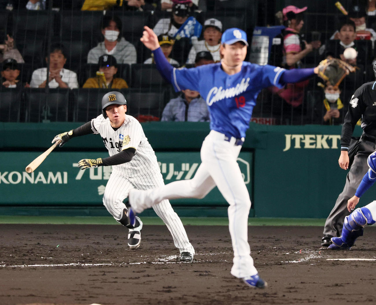 阪神対中日　2回裏阪神無死、村上は中前打を放つ。投手高橋宏（撮影・加藤哉）