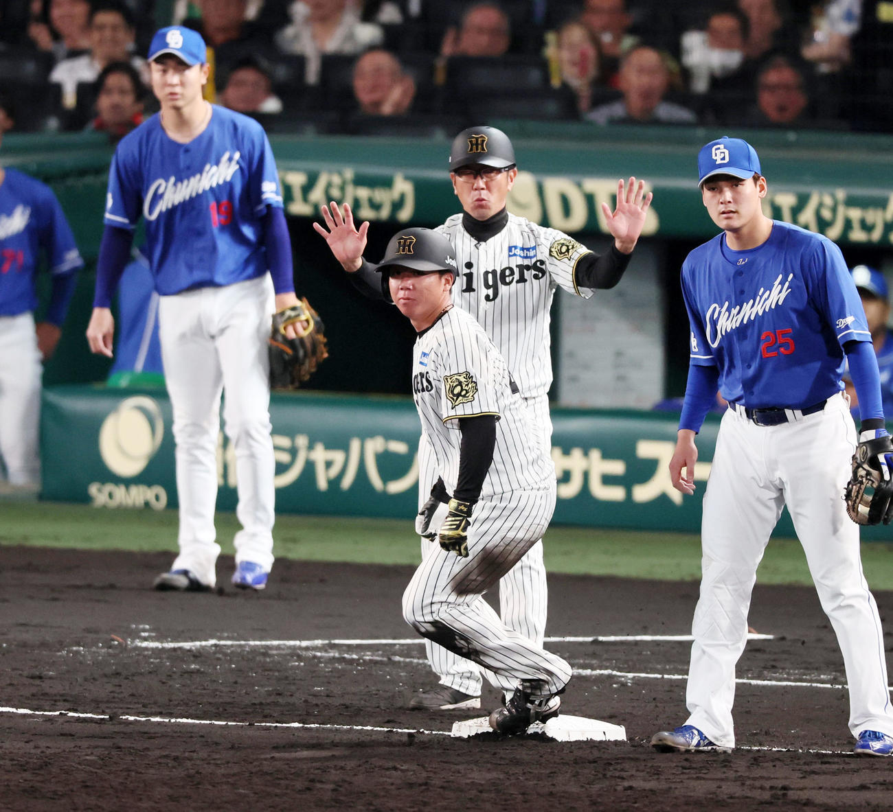 阪神対ヤ中日　2回裏阪神1死一塁、中野の中越え二塁打で三塁へ進塁した一塁走者村上。左はベースカバーに入った高橋宏（撮影・加藤哉）