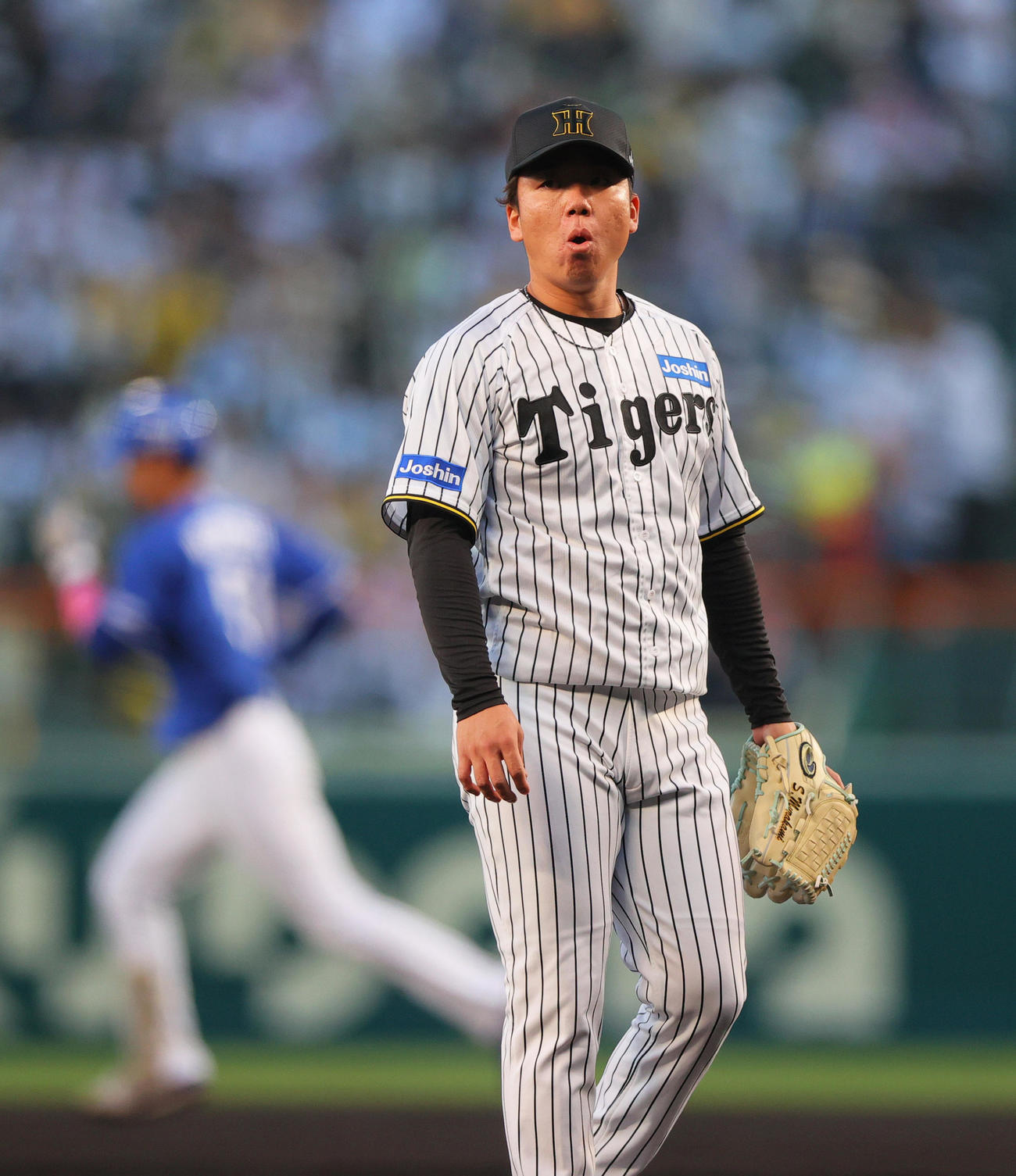 阪神対中日　1回表中日1死一塁、村上は上林に先制の右越え2点本塁打を被弾する（撮影・上山淳一）