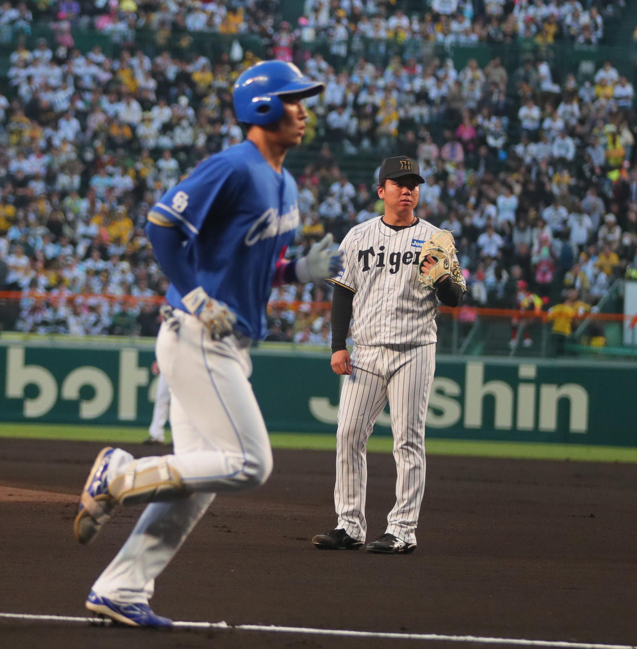阪神対中日　1回表中日1死一塁、村上は上林（手前）に先制の右越え2点本塁打を被弾する（撮影・上山淳一）