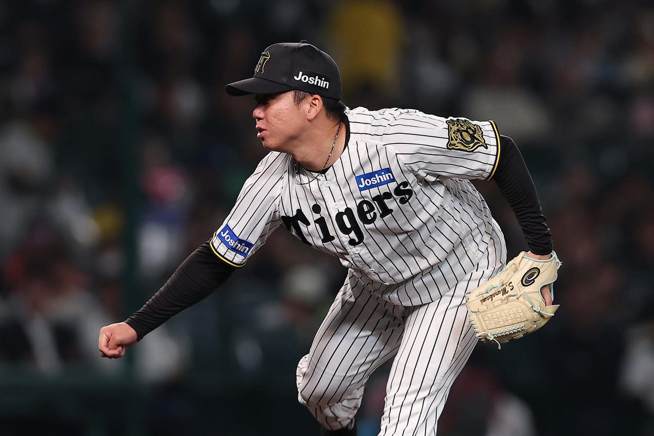 阪神対中日　力投する阪神先発の村上（撮影・前田充）