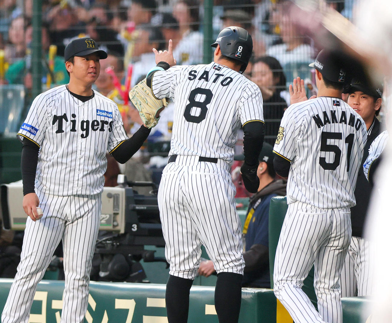 阪神対中日　1回裏阪神1死二、三塁、村上（左）は森下の二塁2点適時打で生還した佐藤輝らを出迎える（撮影・上山淳一）