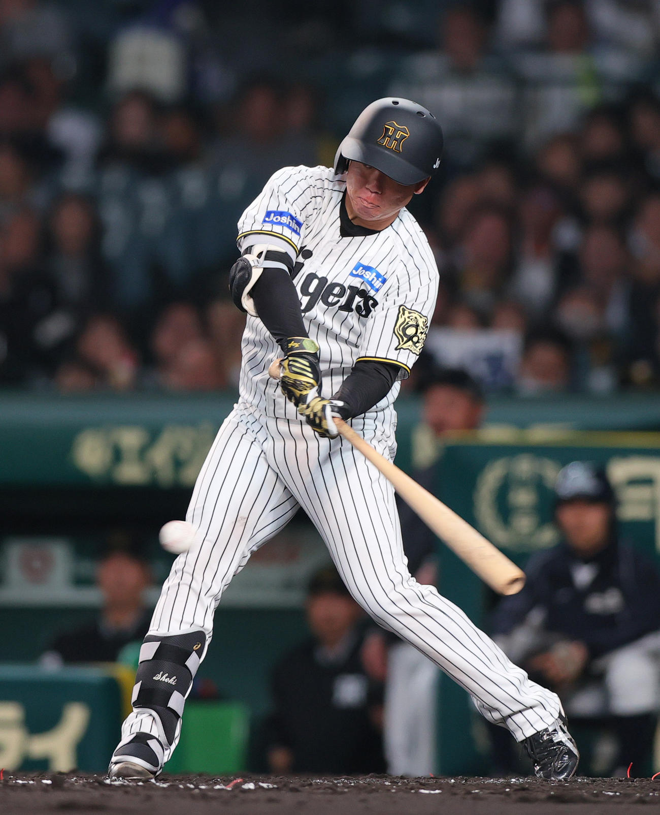 阪神対中日　2回裏阪神無死、村上は中前打を放つ（撮影・上山淳一）