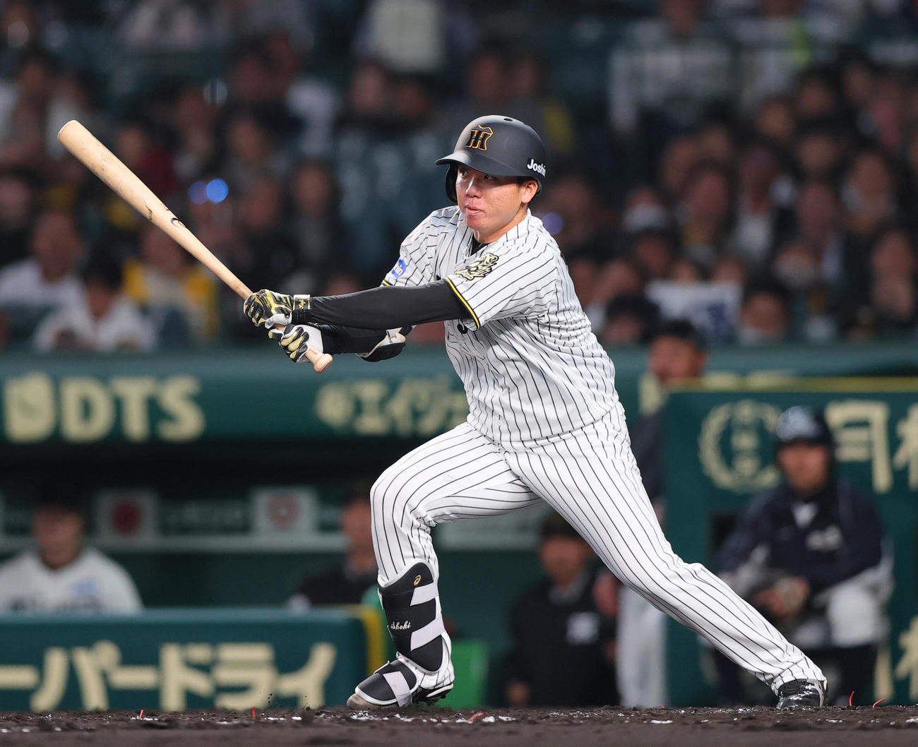 阪神対中日　2回裏阪神無死、村上は中前打を放つ（撮影・上山淳一）
