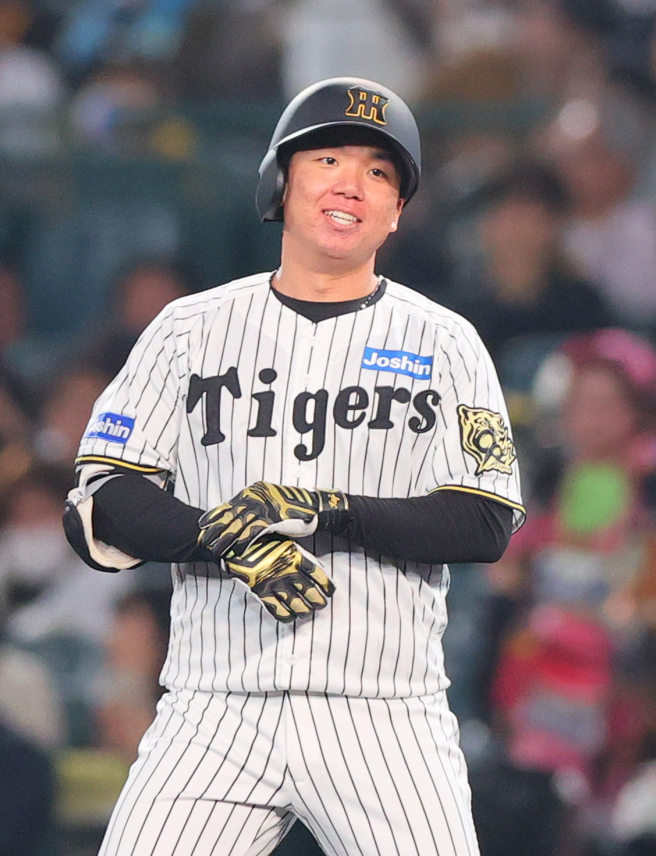 阪神対中日　2回裏阪神無死、村上は左前打を放ち笑顔を見せる（撮影・上山淳一）