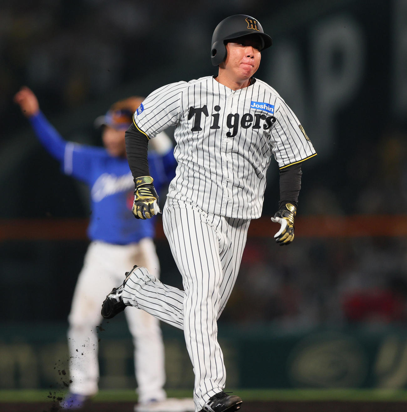 阪神対中日　2回裏阪神1死一塁、一走村上は中野の中二塁打で三塁に向かう（撮影・上山淳一）