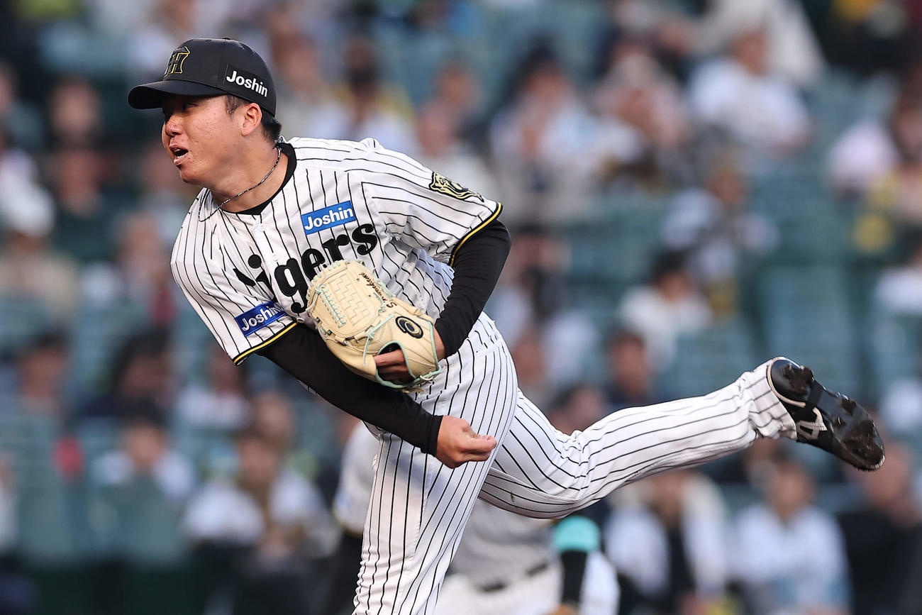 阪神対中日　力投する阪神先発の村上（撮影・前田充）