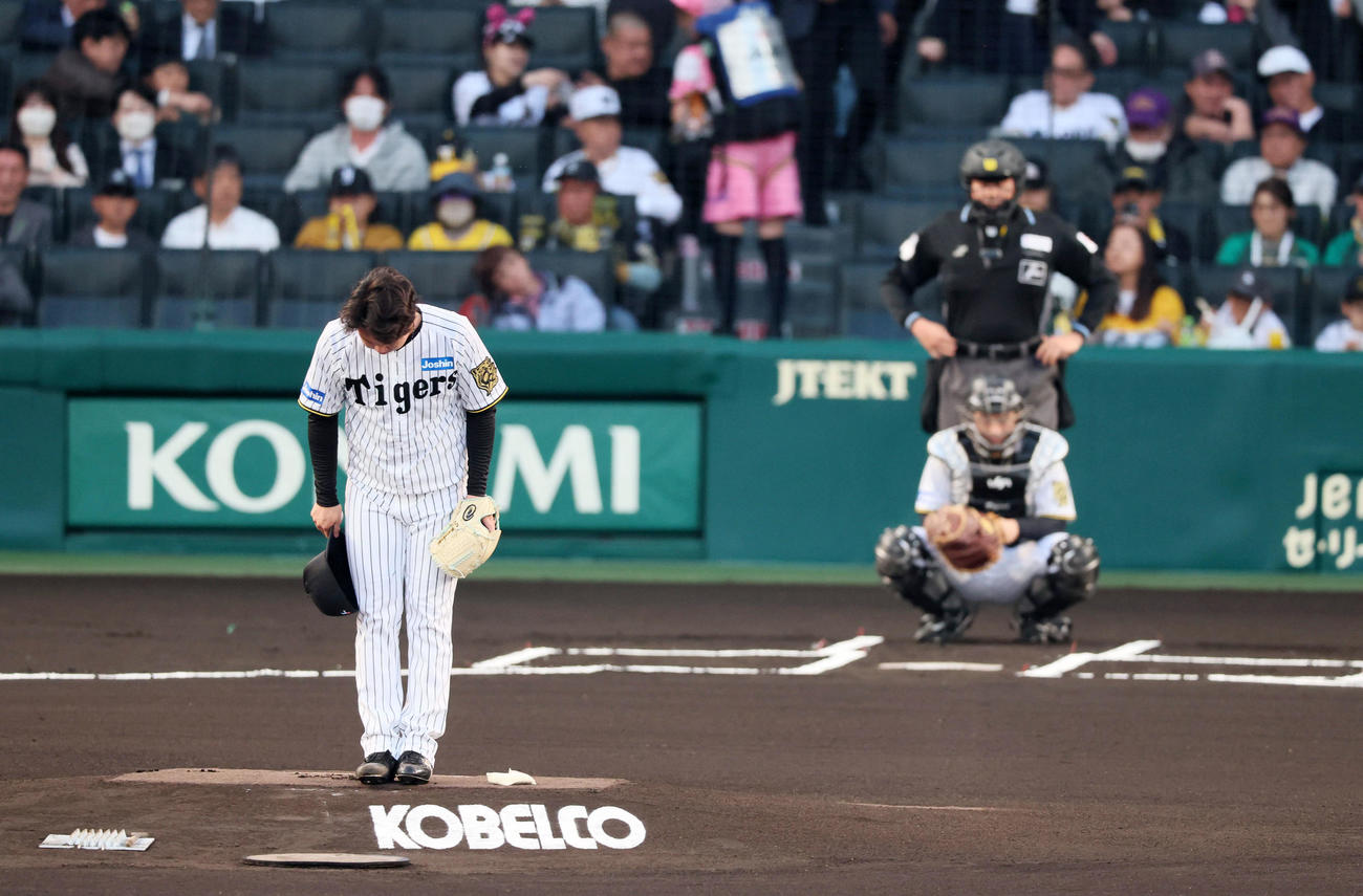 阪神対ヤ中日　1回表中日無死、マウンドで一礼する村上（撮影・加藤哉）