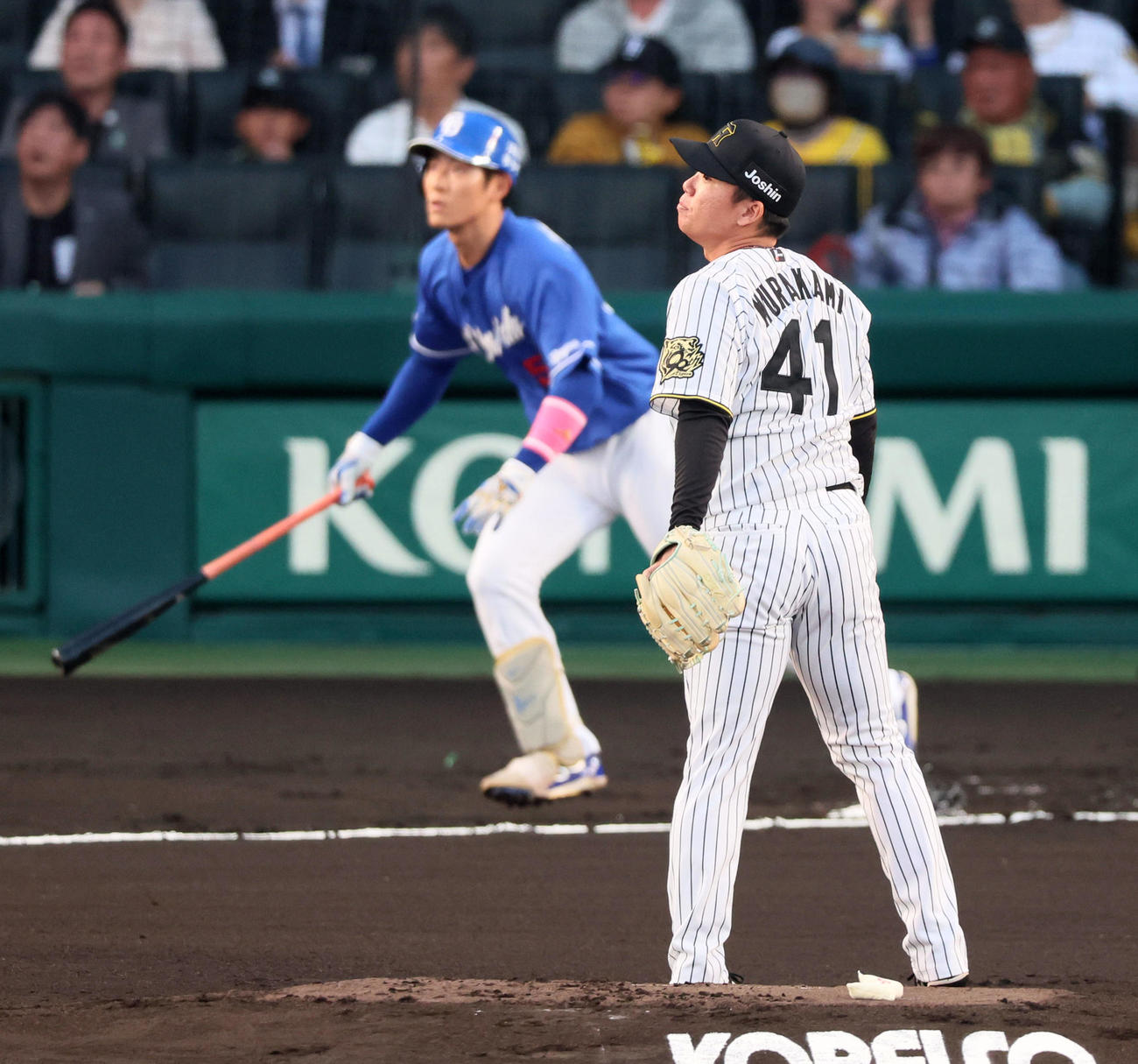 阪神対ヤ中日　1回表中日1死一塁、村上は上林に右越え2点本塁打を浴びる（撮影・加藤哉）