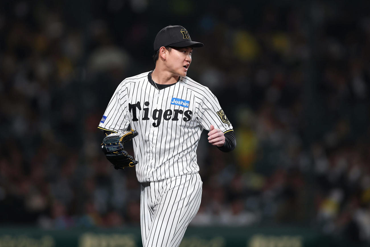 阪神対中日　6回表の中日打線を3者連続三振に仕留めた阪神及川（撮影・前田充）