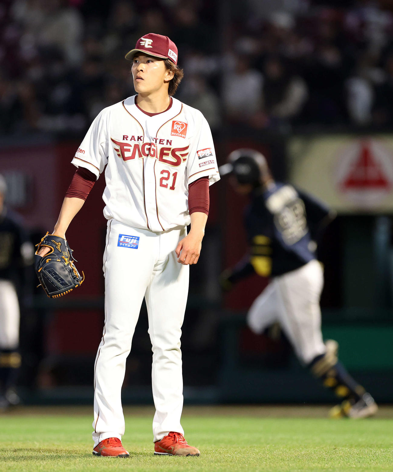 楽天対オリックス　6回表オリックス無死、杉本（右）に左越えソロ本塁打を放たれた楽天早川（撮影・鈴木正人）　