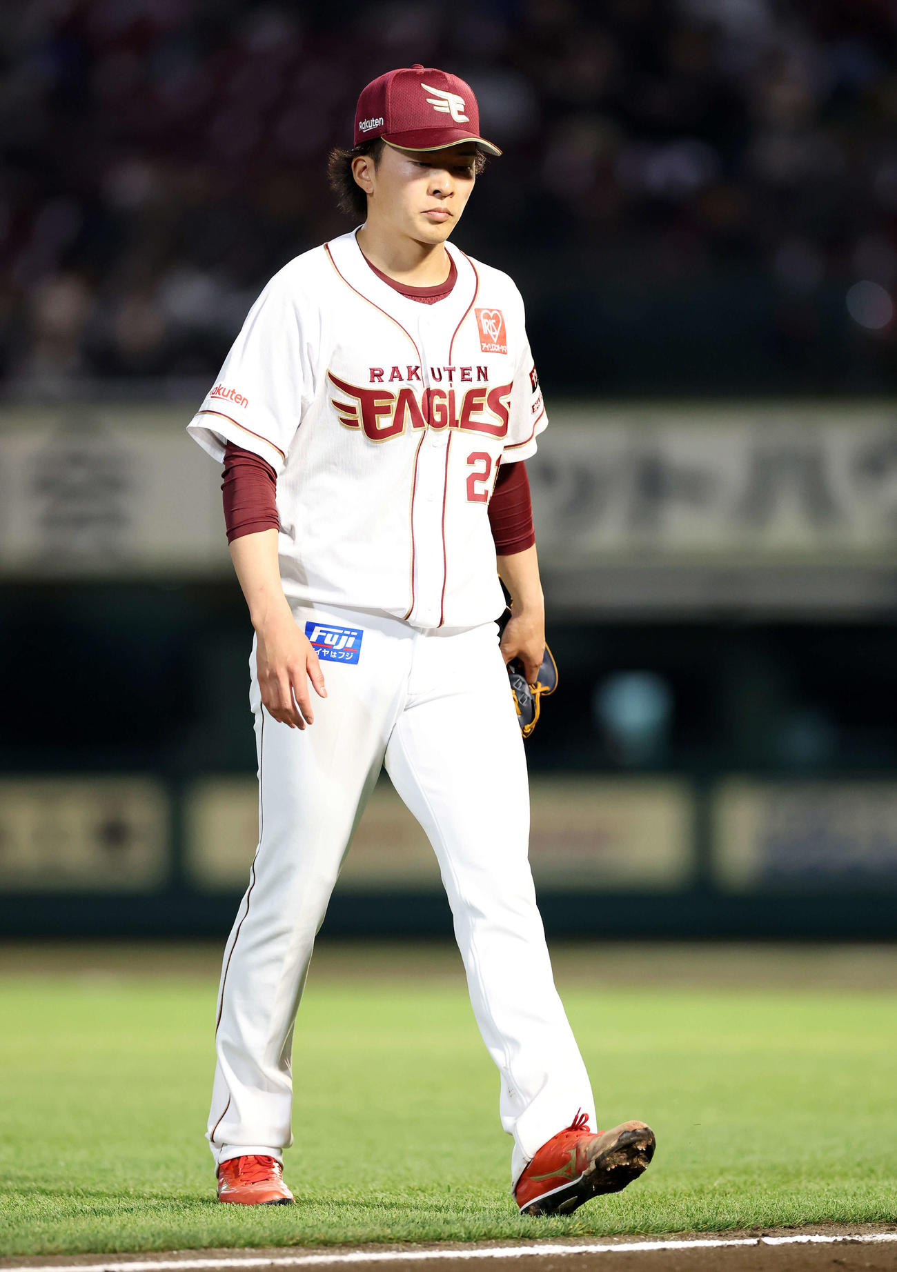 楽天対オリックス　6回表、降板する楽天早川（撮影・鈴木正人）　