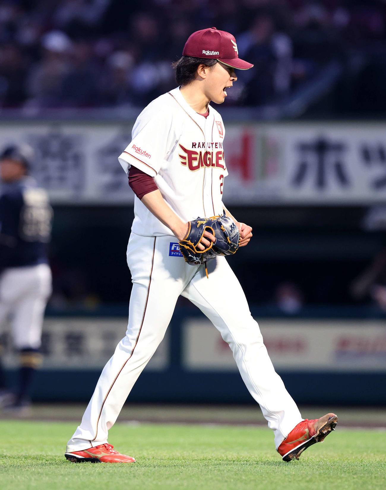 楽天対オリックス　1回表、オリックスの攻撃を抑え雄たけびを上げる楽天早川（撮影・鈴木正人）　