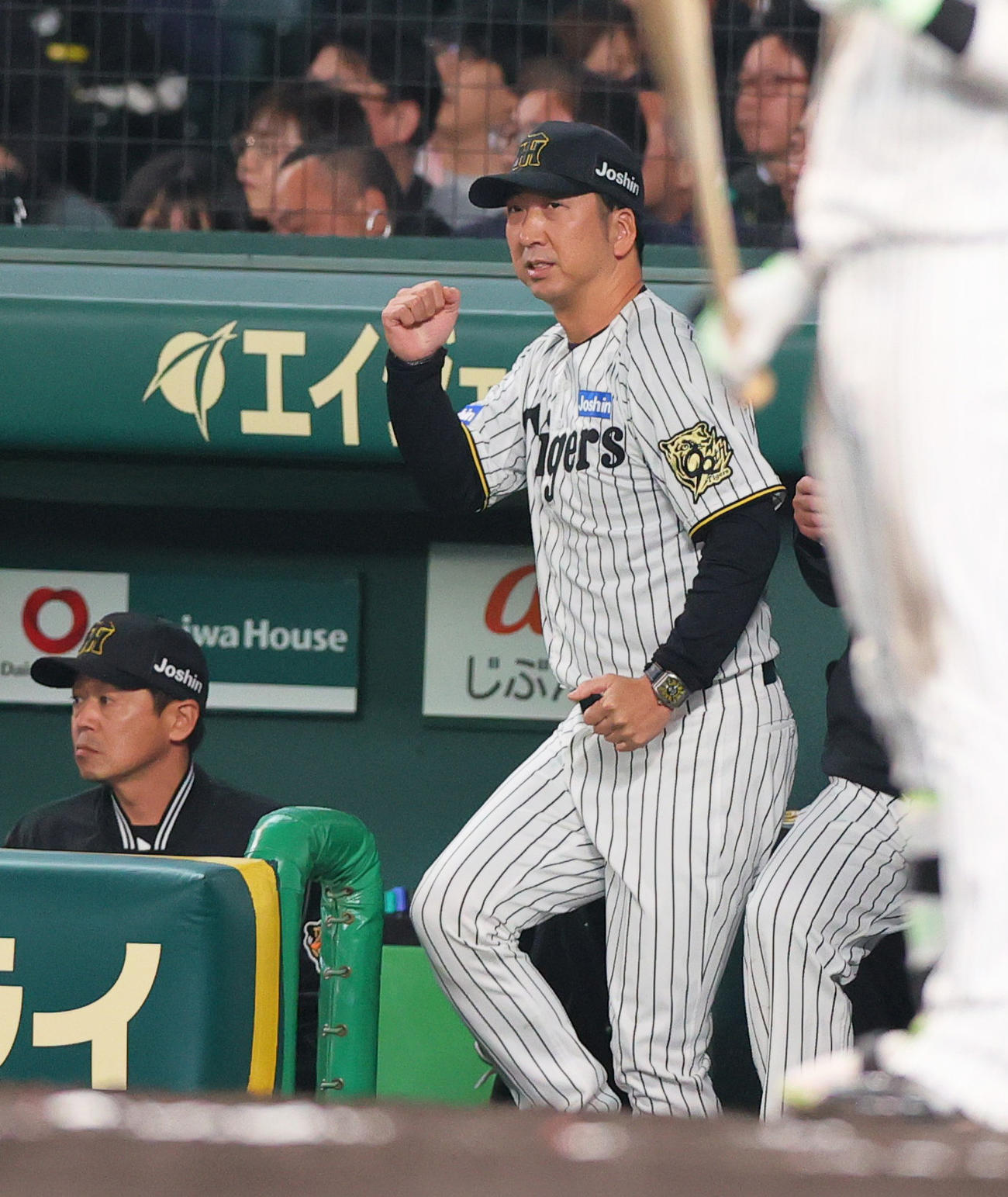 阪神対中日　7回裏阪神無死一、二塁、藤川監督は前川右京にかえ代走植田海を送る（撮影・上山淳一）