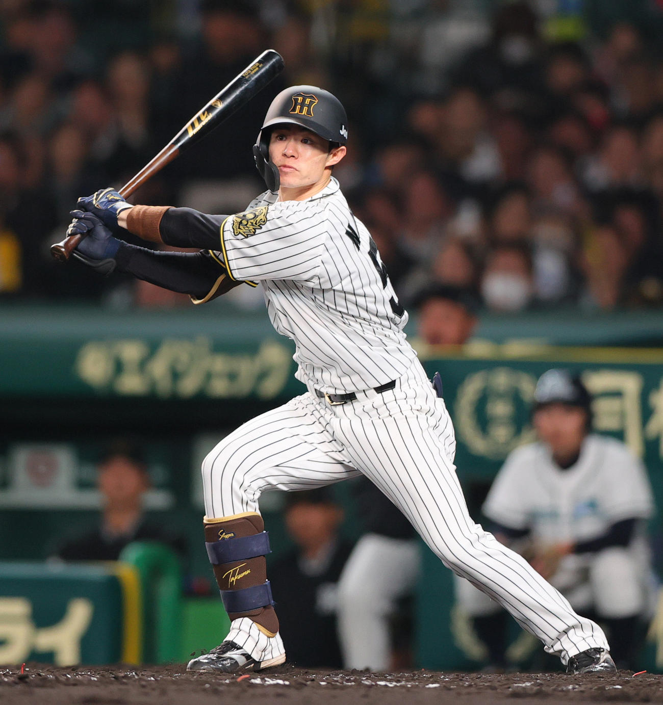 阪神対中日　4回裏阪神2死一塁、中野は左適時二塁打を放つ（撮影・上山淳一）