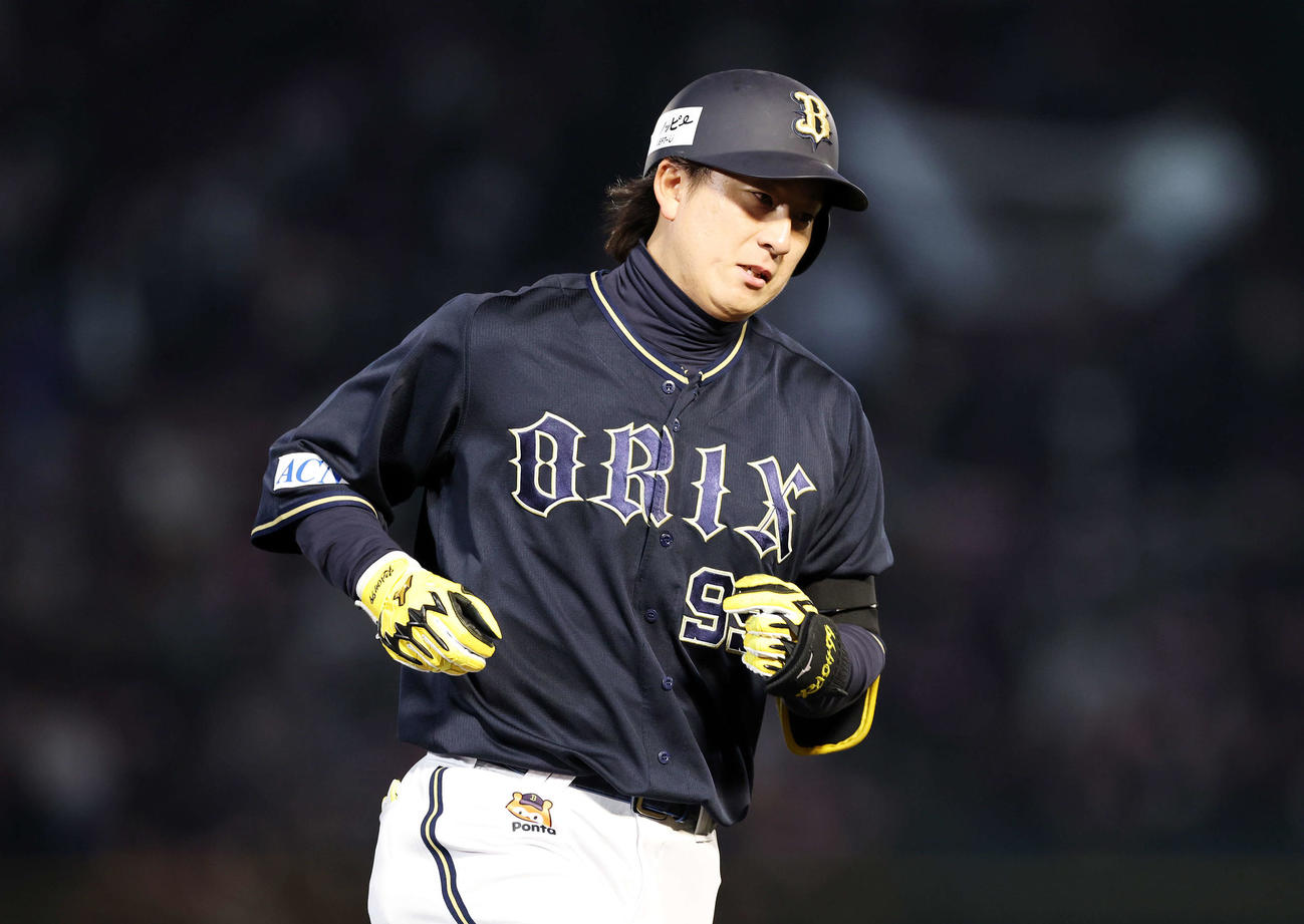 楽天対オリックス　6回表オリックス無死、杉本は左越えソロ本塁打を放つ（撮影・鈴木正人）　
