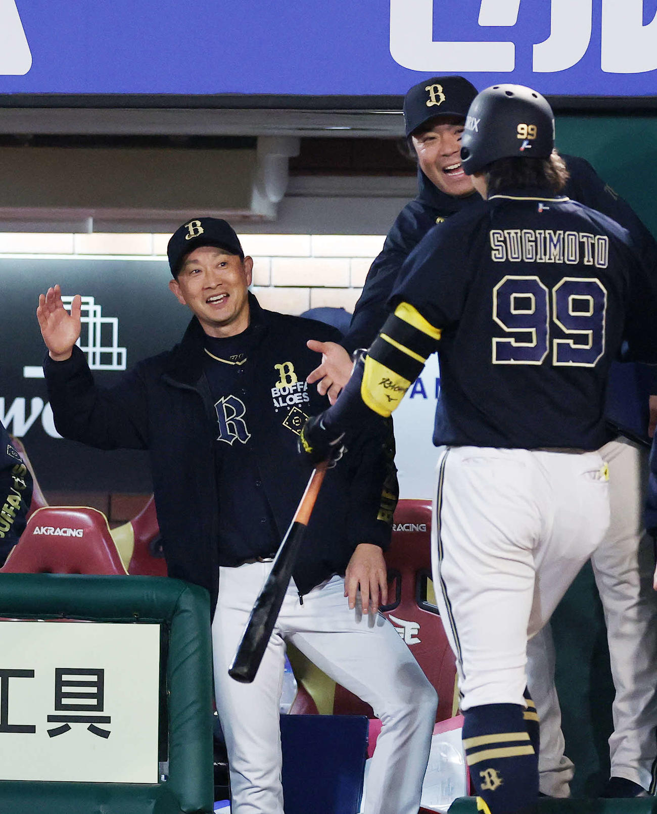 楽天対オリックス　6回表オリックス無死、杉本（右）の左越えソロ本塁打を笑顔で迎える岸田監督（撮影・鈴木正人）　