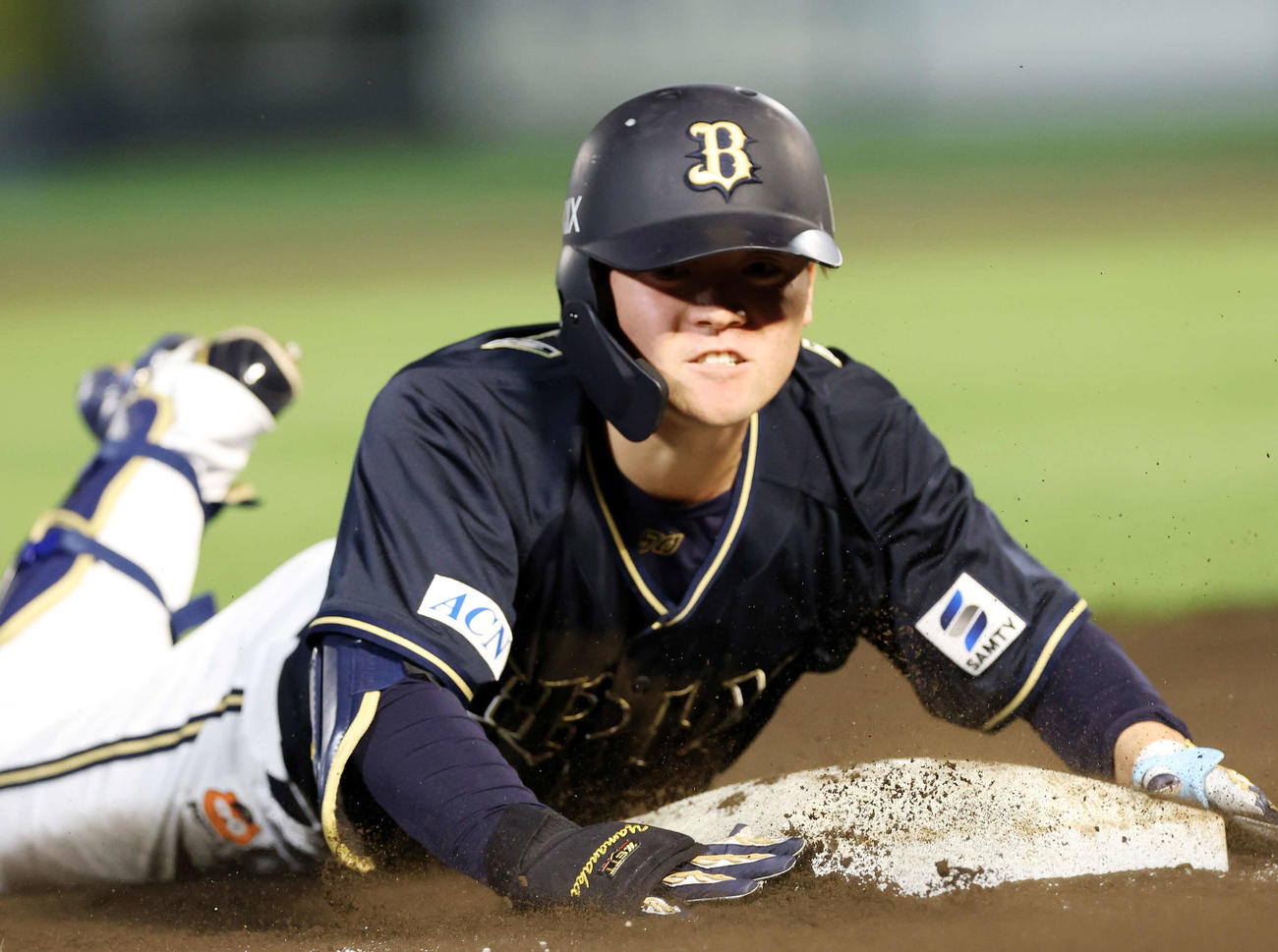楽天対オリックス　4回表オリックス2死、山中は左越え三塁打を放つ（撮影・鈴木正人）　
