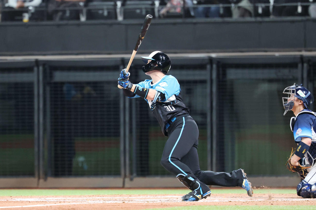 日本ハム対西武　12回裏日本ハム2死二塁、右越えサヨナラ2点本塁打を放つ郡司（撮影・宮地輝）
