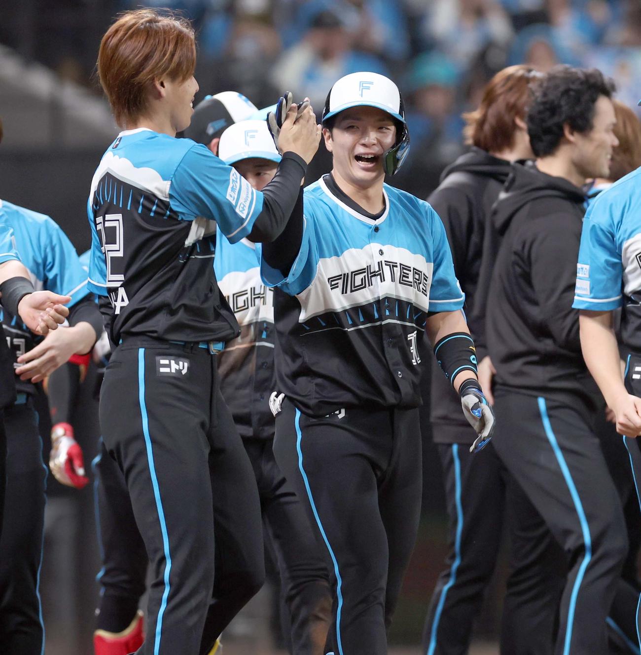 日本ハム対西武　12回裏、サヨナラ2点本塁打を放った郡司は勝利投手の杉浦（左）とハイタッチする（撮影・黒川智章）