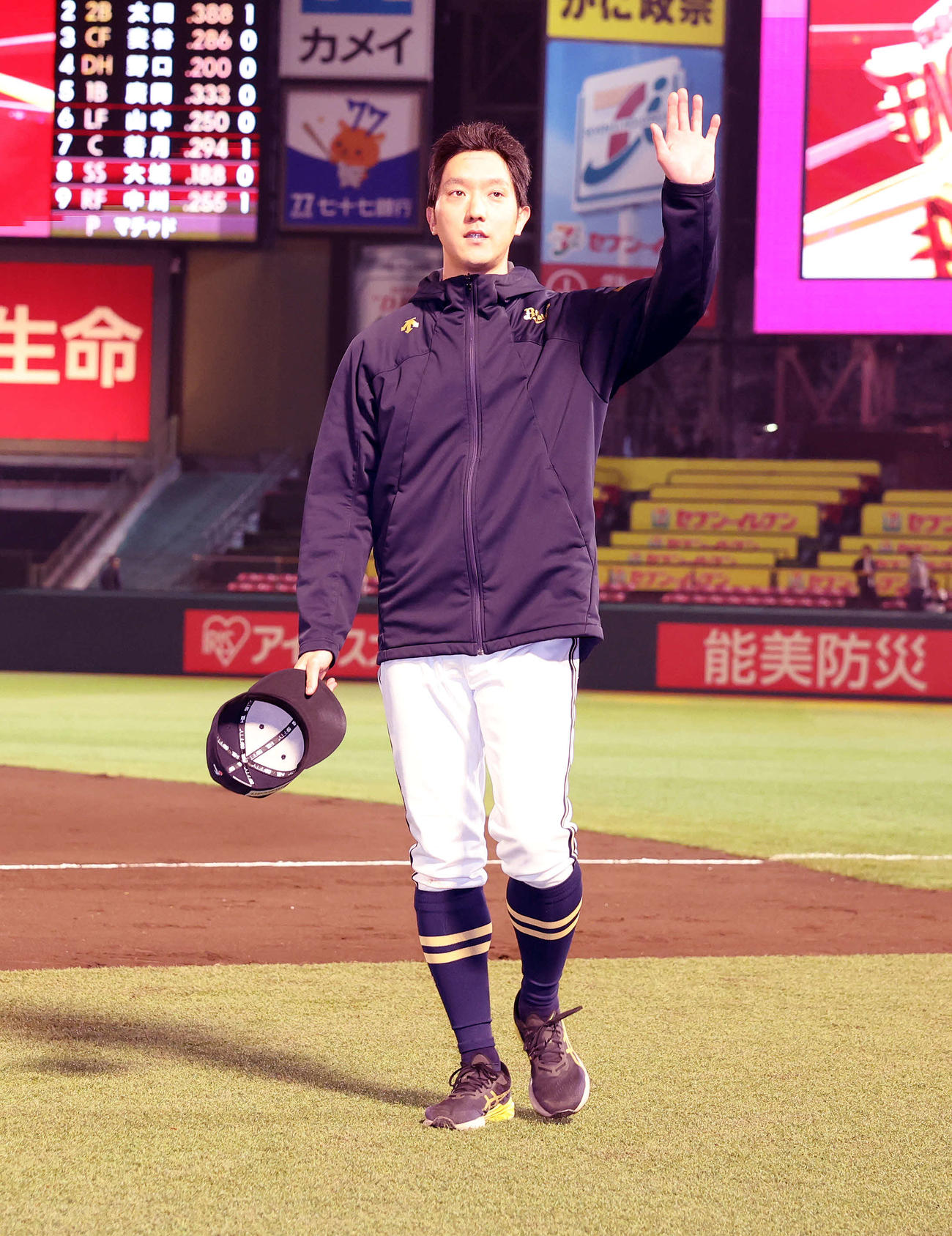 楽天対オリックス　勝利しファンに手を振るオリックス田嶋（撮影・鈴木正人）　