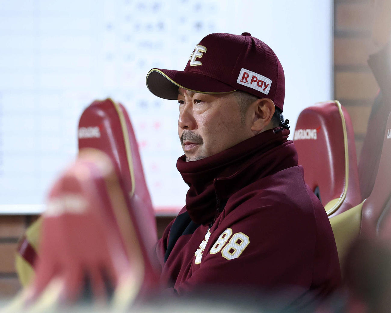 楽天対オリックス　険しい表情で戦況を見つめる楽天三木監督（撮影・鈴木正人）　
