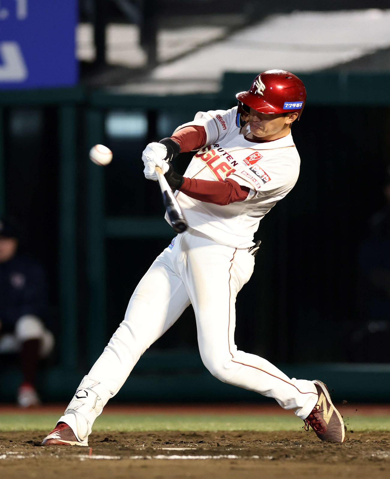 楽天対オリックス　8回裏楽天1死一塁、辰己は左越え二塁打を放つ（撮影・鈴木正人）　