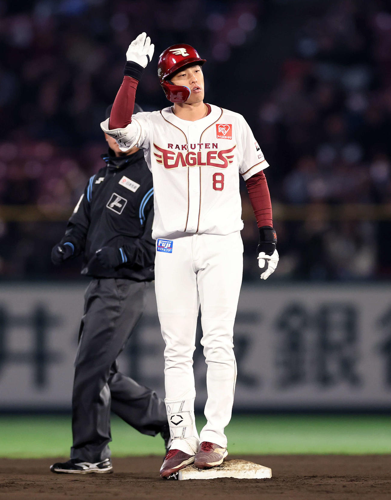 楽天対オリックス　8回裏楽天1死一塁、辰己は左越え二塁打を放つ（撮影・鈴木正人）　