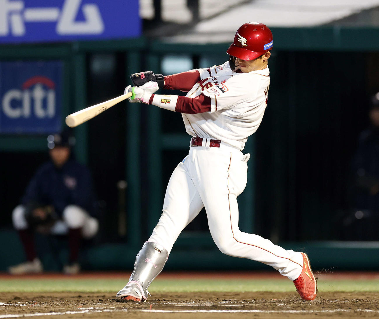 楽天対オリックス　6回裏楽天1死二、三塁、宗山は右犠飛を放つ（撮影・鈴木正人）　