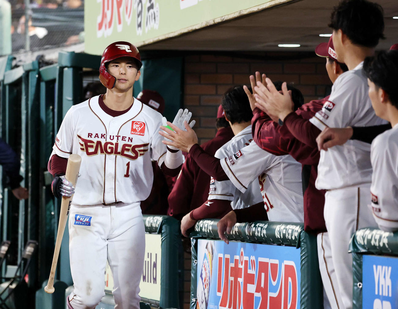 楽天対オリックス　6回裏楽天1死二、三塁、宗山（左）は右犠飛を放ちベンチ前でタッチ（撮影・鈴木正人）　