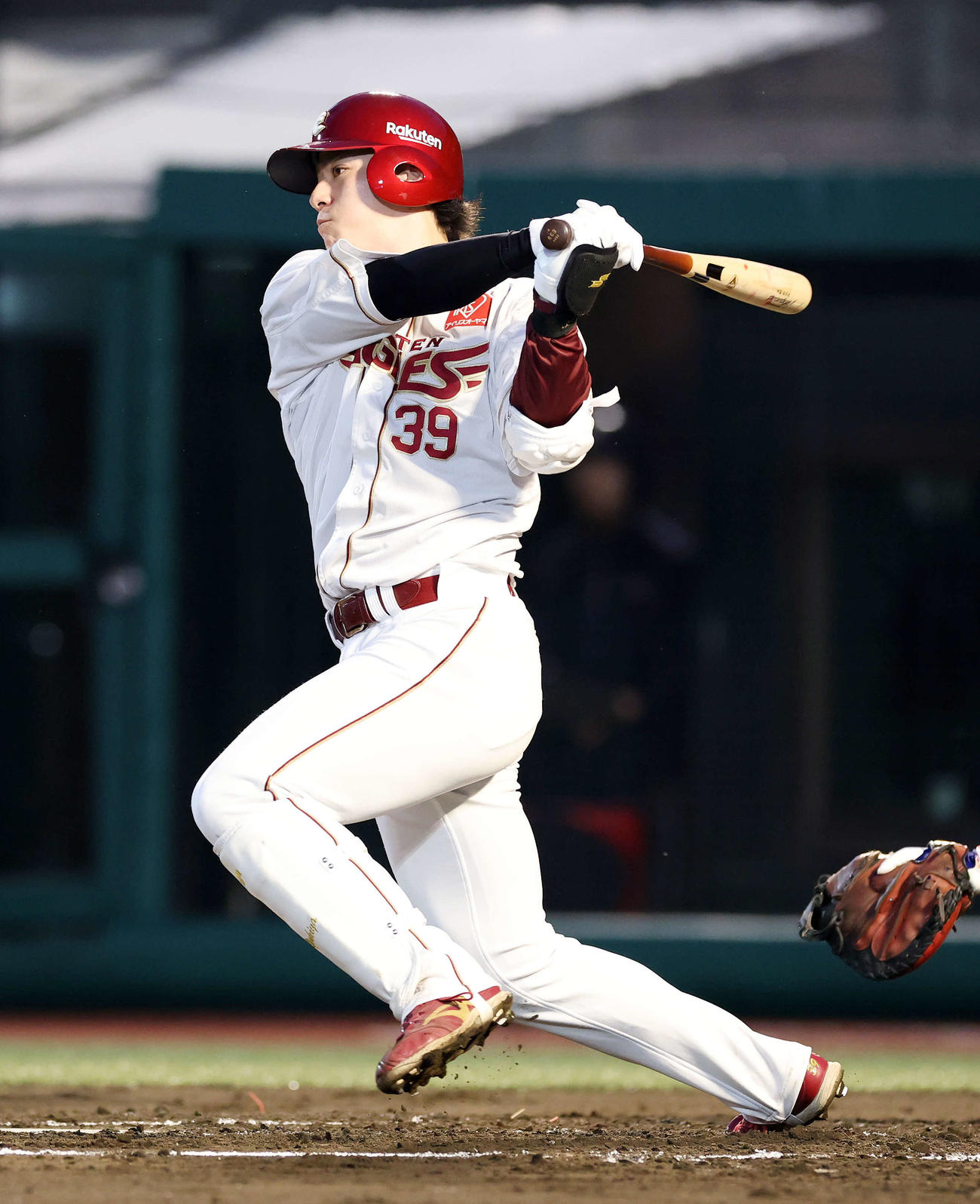楽天対オリックス　1回裏楽天無死、伊藤は左前打を放つ（撮影・鈴木正人）　