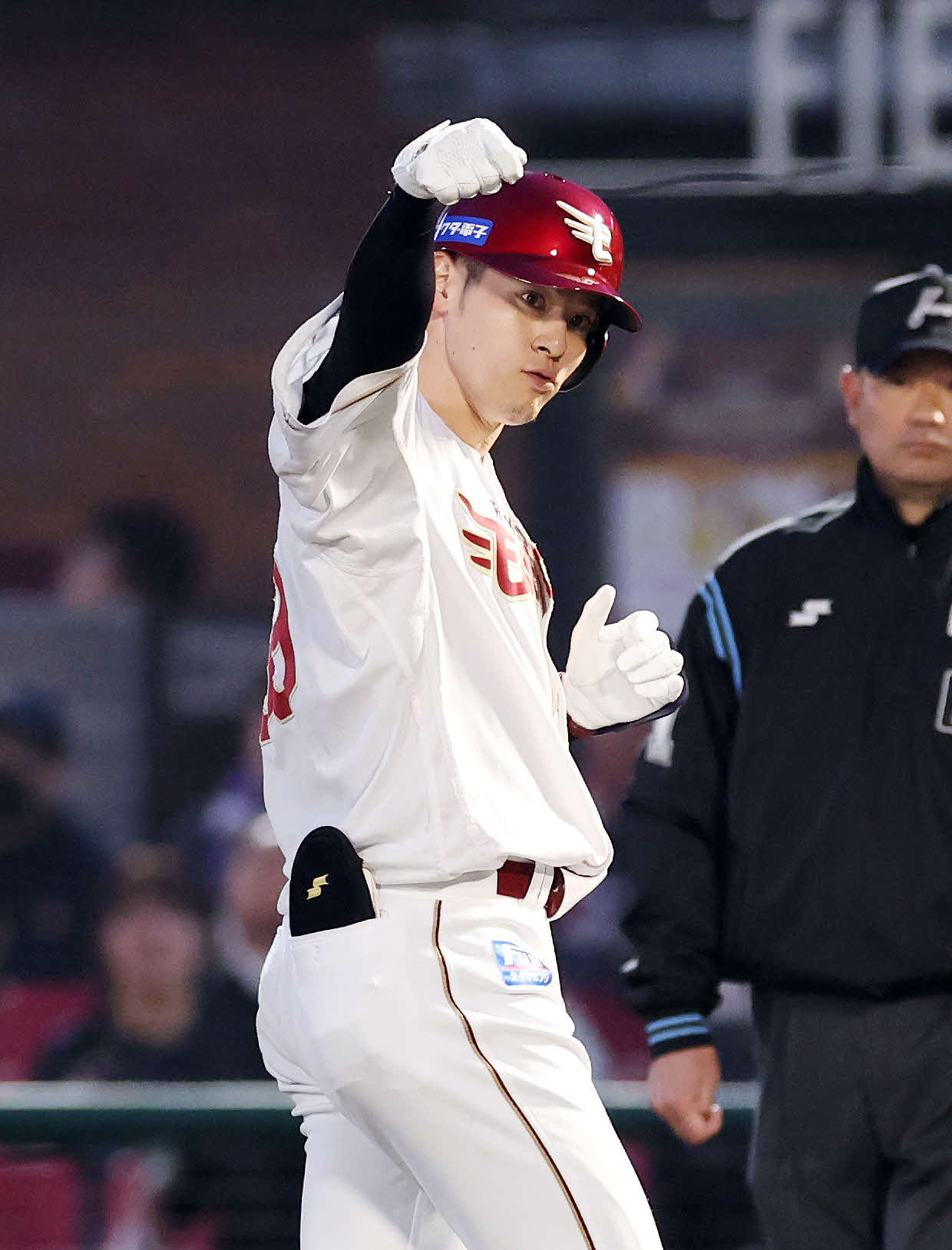楽天対オリックス　1回裏楽天無死、伊藤は左前打を放ちガッツポーズ（撮影・鈴木正人）　