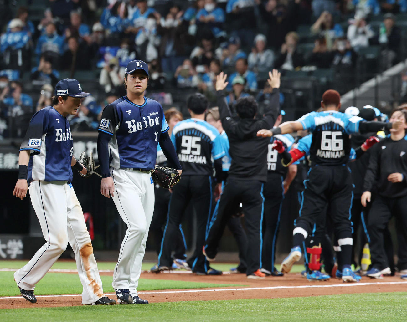 日本ハム対西武　12回裏日本ハム2死二塁、郡司に右越えサヨナラ2点本塁打を浴びた甲斐野（左から2人目）（撮影・宮地輝）