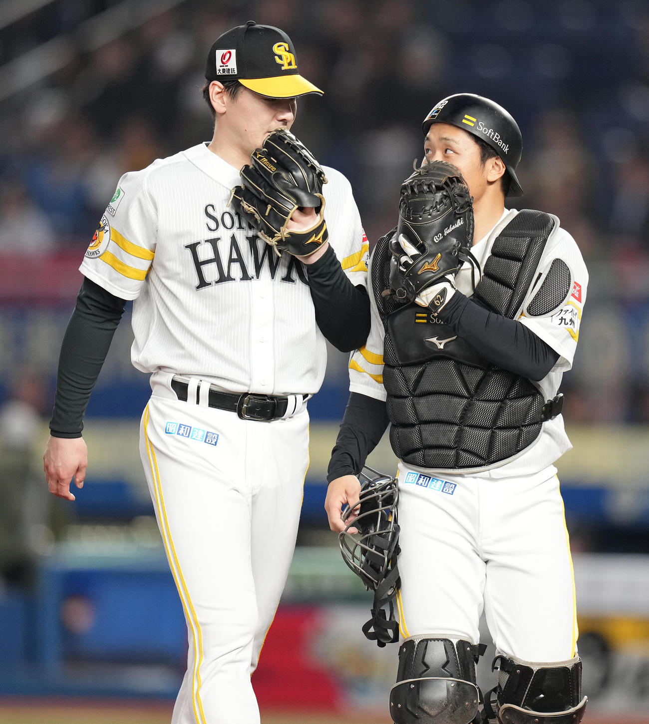 ロッテ対ソフトバンク　1回裏を無失点に抑え、海野（右）と話しながらベンチへ戻るソフトバンク有原（撮影・鈴木みどり）