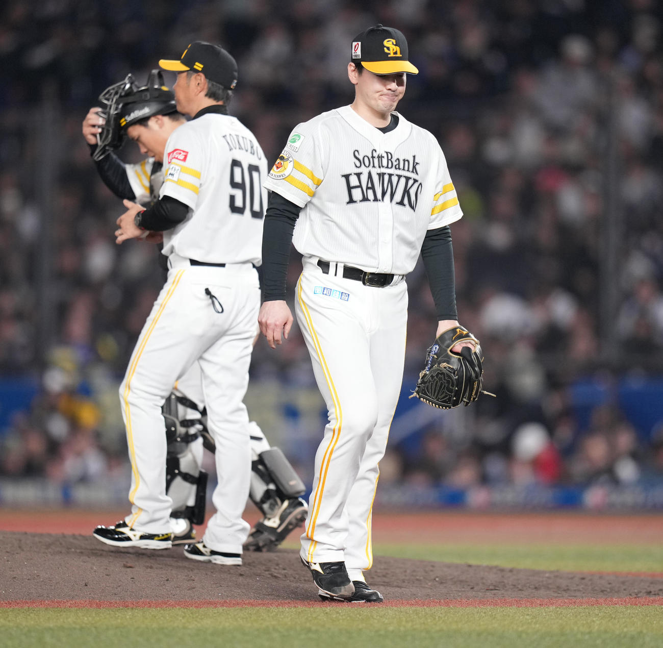 ロッテ対ソフトバンク　7回裏途中で降板するソフトバンク先発有原（右）。中央は小久保監督（撮影・鈴木みどり）