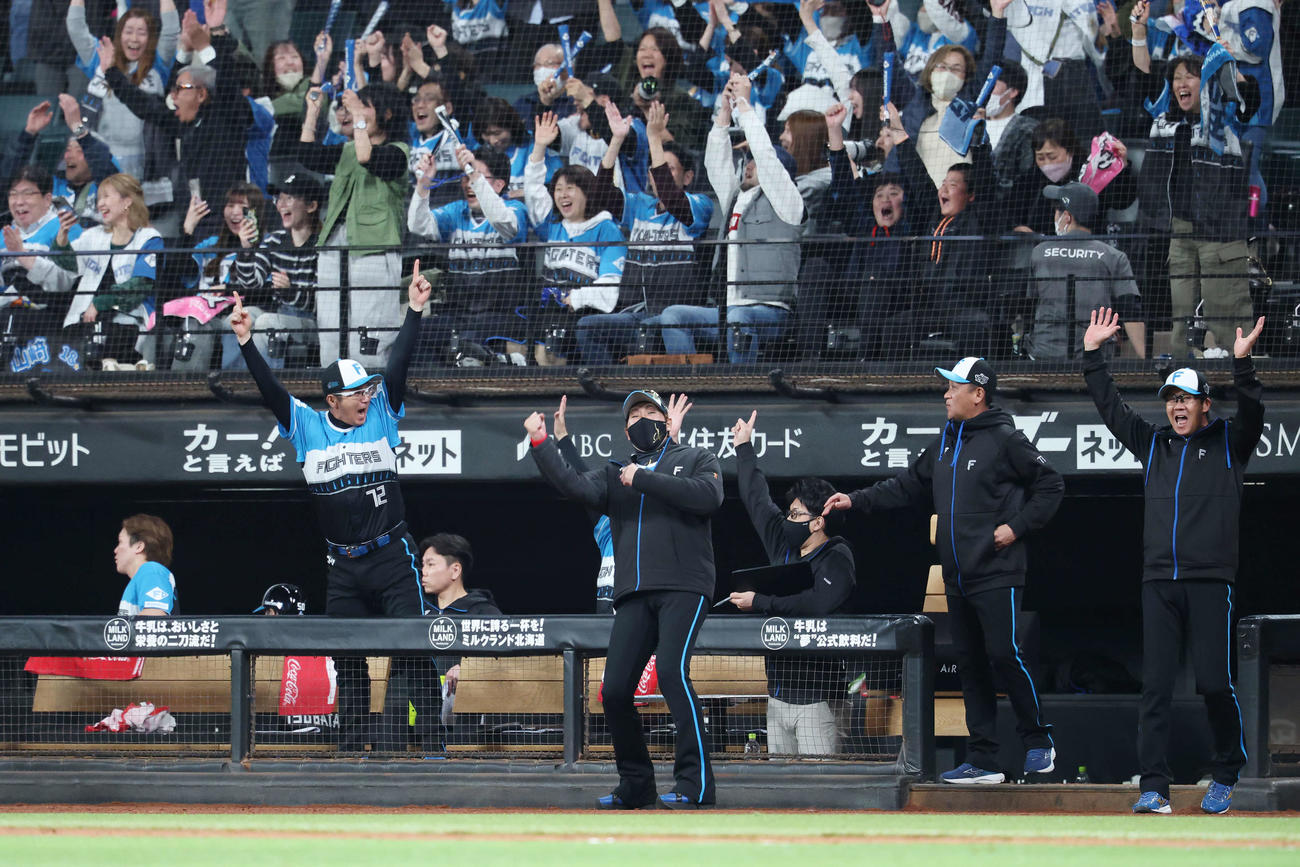 日本ハム対西武　12回裏日本ハム2死二塁、郡司が右越えサヨナラ2点本塁打を放ちガッツポーズする新庄監督（中央）（撮影・宮地輝）