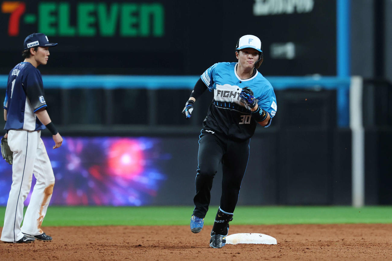 日本ハム対西武　12回裏日本ハム2死二塁、右越えサヨナラ2点本塁打を放ちダイヤモンドを回る郡司（撮影・宮地輝）