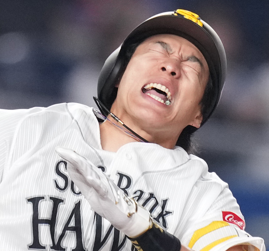 ロッテ対ソフトバンク　6回表ソフトバンク1死、自打球に痛がる柳田（撮影・鈴木みどり）