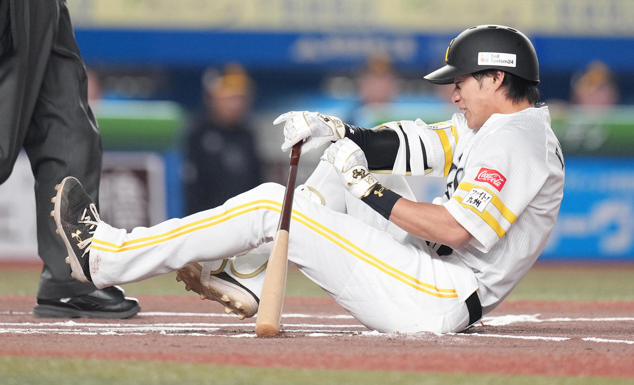 ロッテ対ソフトバンク　6回表ソフトバンク1死、自打球に痛がる柳田（撮影・鈴木みどり）
