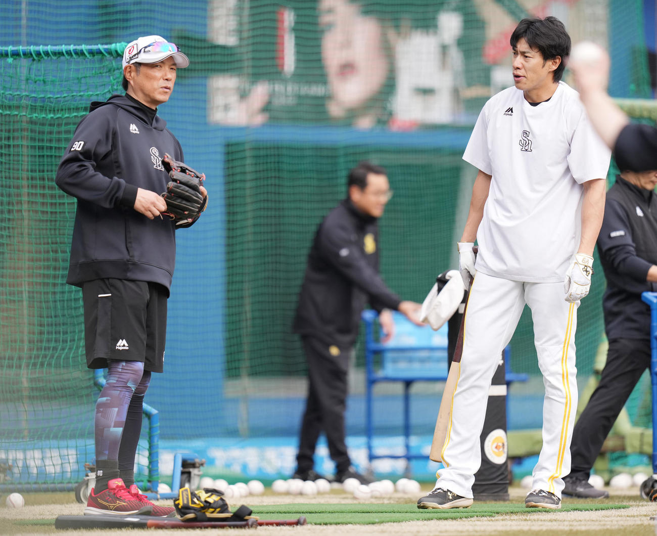 ロッテ対ソフトバンク　試合前練習で柳田（右）に声をかけるソフトバンク小久保監督（撮影・鈴木みどり）