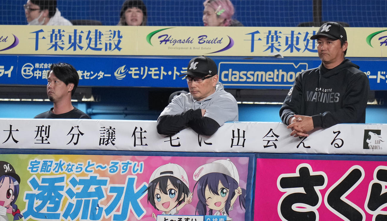 ロッテ対ソフトバンク　ベンチで浮かない表情のロッテ吉井監督（中央）（撮影・鈴木みどり）