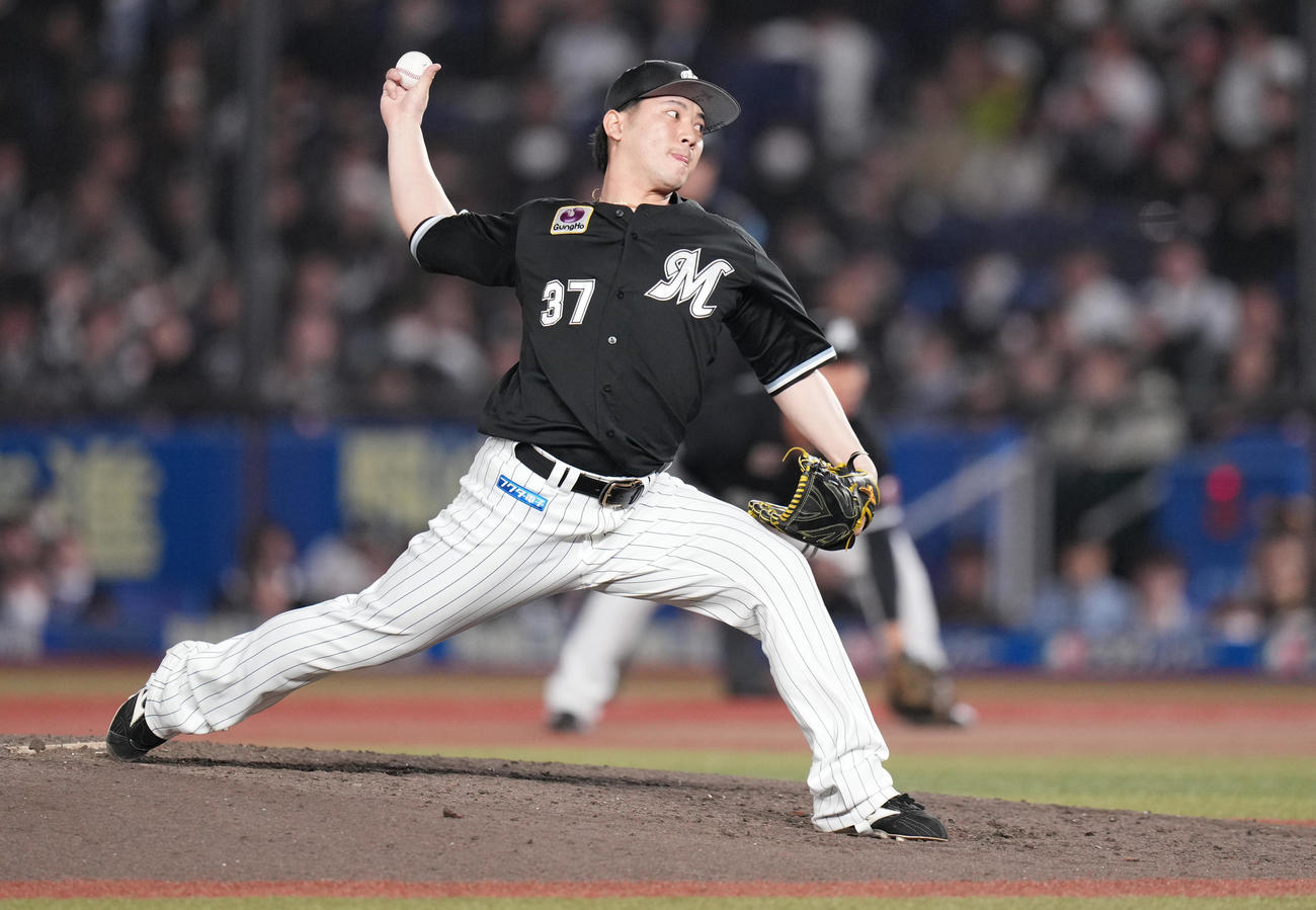 ロッテ対ソフトバンク　10回表から登板したロッテ小野（撮影・鈴木みどり）