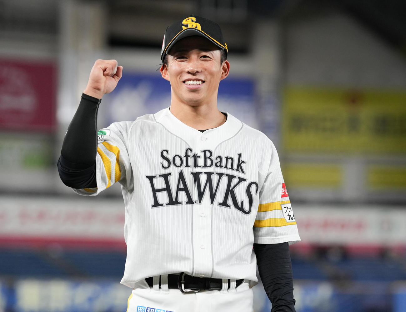 ロッテ対ソフトバンク　ヒーローインタビュー後、ガッツポーズするソフトバンク野村（撮影・鈴木みどり）