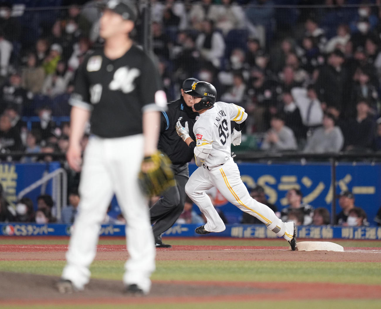 ロッテ対ソフトバンク　10回表ソフトバンク無死、左越えソロ本塁打を放ち、ダイヤモンドをまわる野村（撮影・鈴木みどり）