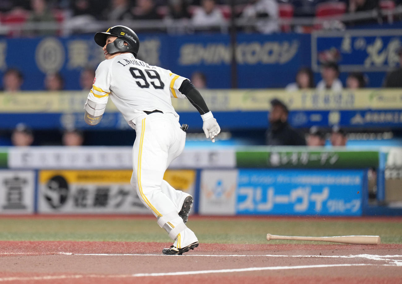 ロッテ対ソフトバンク　10回表ソフトバンク無死、左越えソロ本塁打を放つ野村勇（撮影・鈴木みどり）